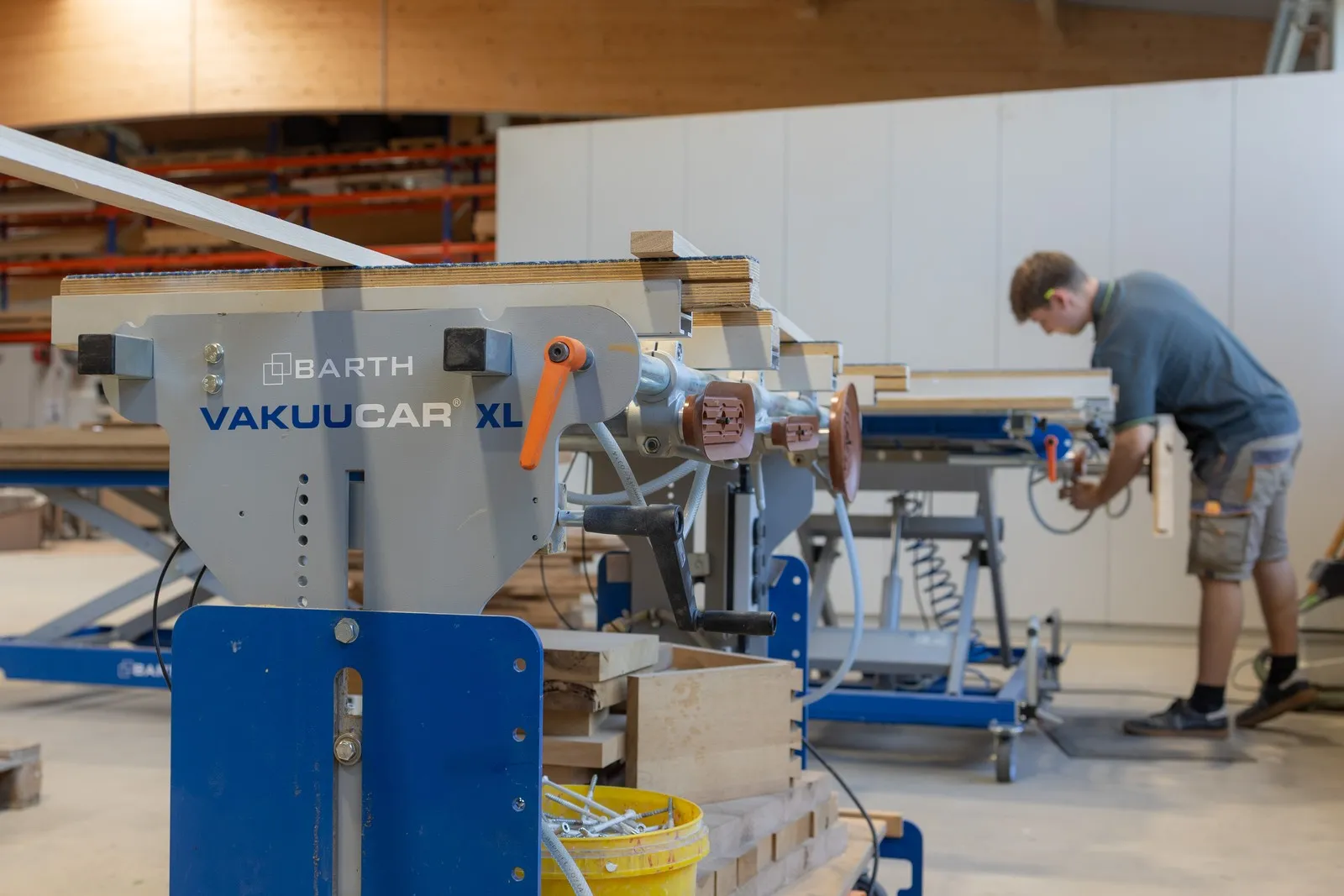Ein Schreiner arbeitet an einem Hubtisch der Firma BARTH in einer Schreinerei in Bayern.